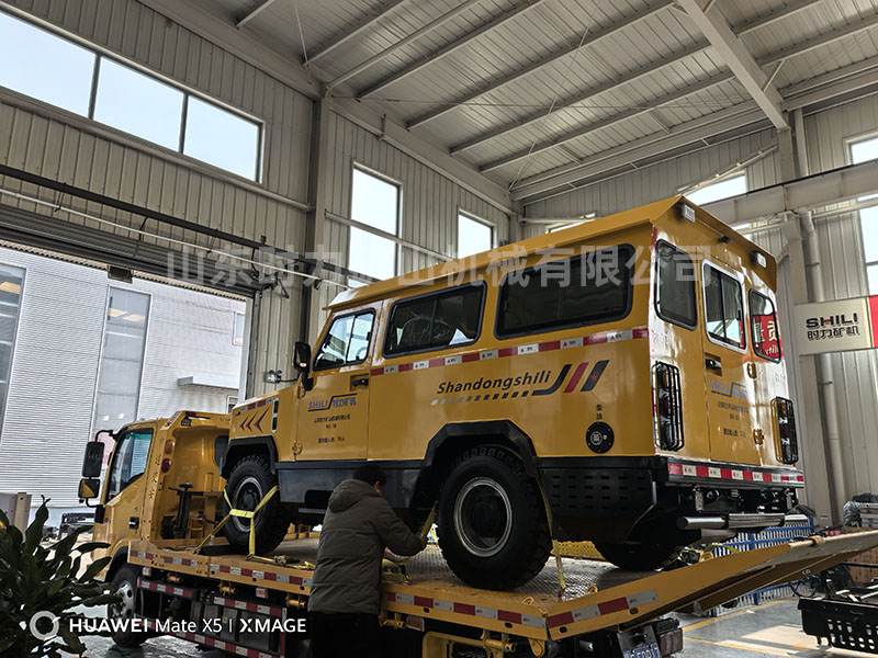荷載10人井下運人車發(fā)往陜西